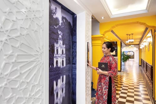 Minerva Church Hotel, Interior entrance