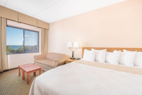 Days Inn by Wyndham Duluth Lakewalk, Room