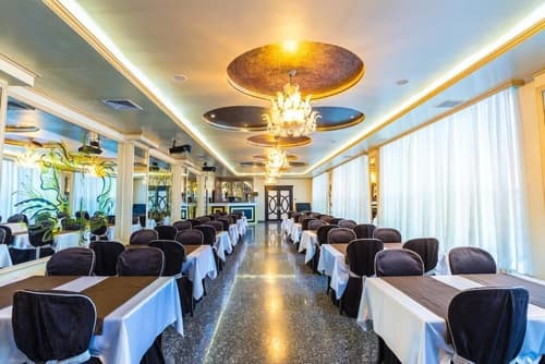 Royal Palace Hotel, Dining