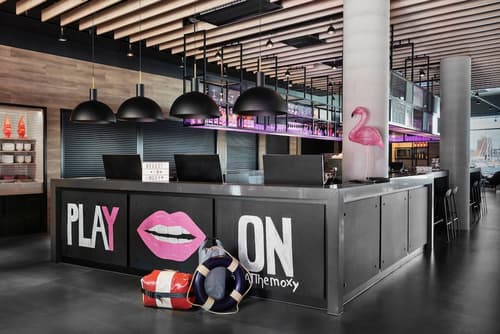 Moxy Bergen, Reception