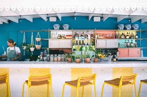 Hampton by Hilton Grand Cayman Seven Mile Beach, Bar (on property)