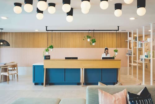 Hampton by Hilton Grand Cayman Seven Mile Beach, Reception