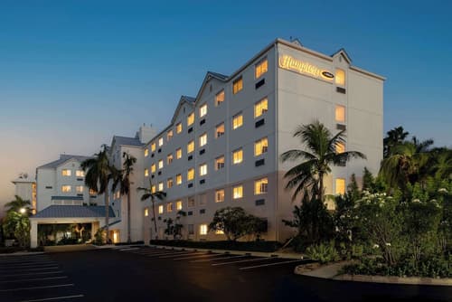 Hampton by Hilton Grand Cayman Seven Mile Beach, Exterior