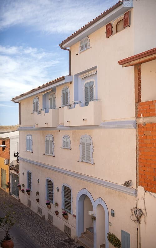 Su Barchile, Property entrance