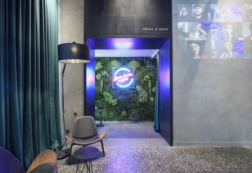 ONOMA Hotel, Interior entrance