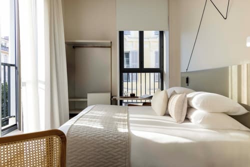 Ikonik Jean Medecin, Room