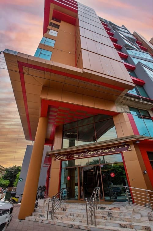 Hôtel Fleur de Lys Point E, Front of property