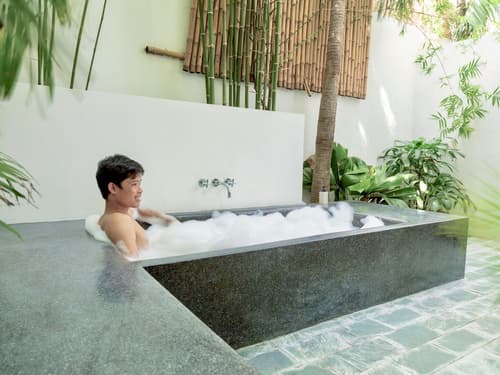 Rambutan Resort - Phnom Penh, Outdoor spa tub