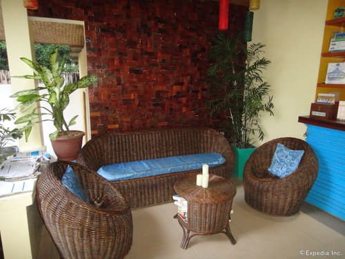 Blue Lagoon Inn & Suites, Lobby sitting area