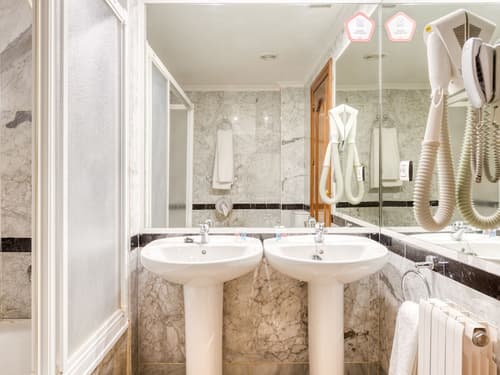 Emperatriz III, Room