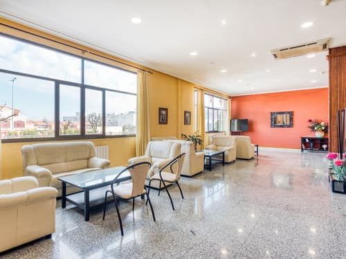 Emperatriz III, Lobby sitting area