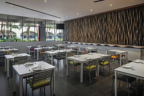Renovated Aloft Cancun, Restaurant