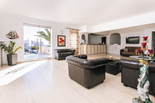 Nikos Hotel, Reception