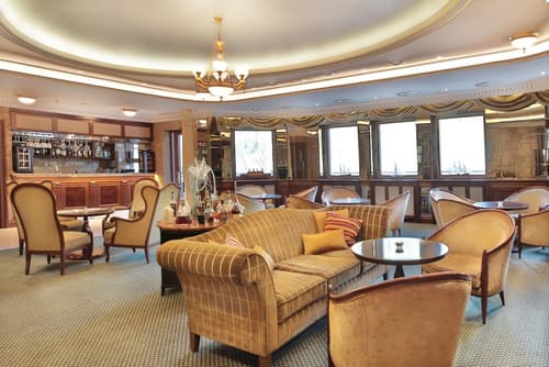 Retro Riverside Wellness Resort, Lobby