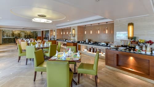 Lemon Tree Premier The Atrium, Ahmedabad, Breakfast area