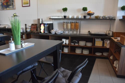 HB1 Budget Hotel - contactless check in, Breakfast buffet