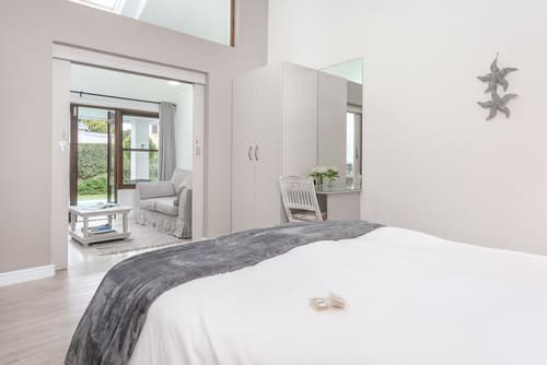 Sixteen Guest House on Main, Room