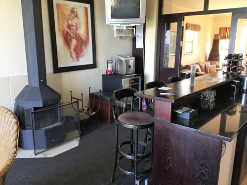 On the Cliff Guest House, Bar (on property)