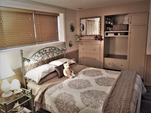 Along River Ridge, Room