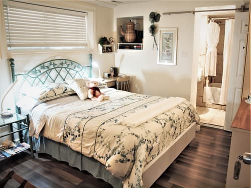 Along River Ridge, Room