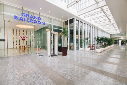 JS Luwansa Hotel and Convention Center, Interior entrance