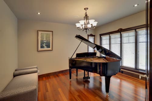 Westmount River Inn, Interior entrance