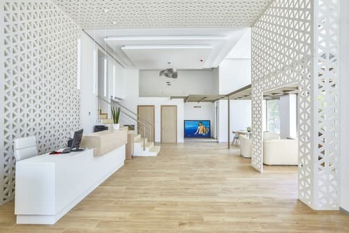 Triton Hotel, Interior entrance