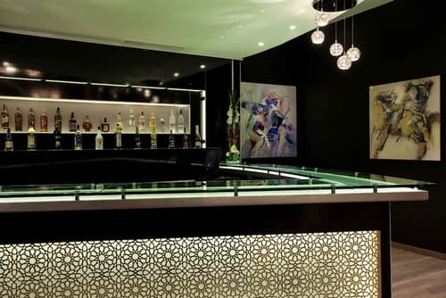 Sky Casa Airport, Bar (on property)