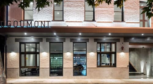 Hougoumont Hotel, Front of property