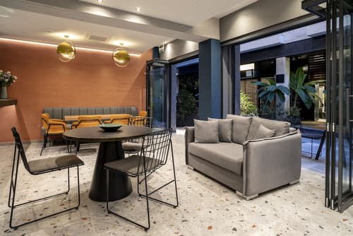 Bob W Akadimia Athens, Reception