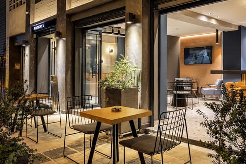 Bob W Akadimia Athens, Exterior