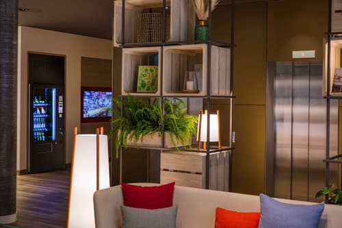 IntercityHotel Zurich Airport, Lobby sitting area