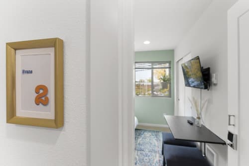 Ballard's sweet suites, Room