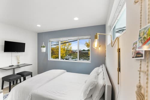 Ballard's sweet suites, Room