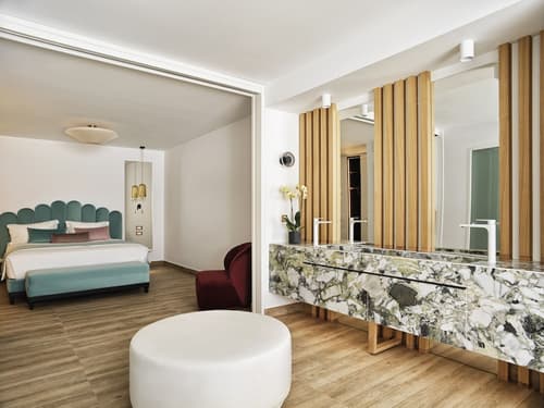 Cresanto Luxury Suites, Room