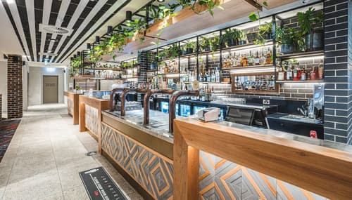 The Peakhurst, Bar (on property)