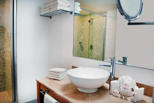 Adhara Express, Bathroom