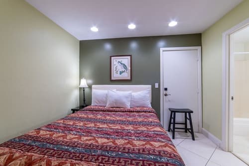 Captain's Table Hotel, Room