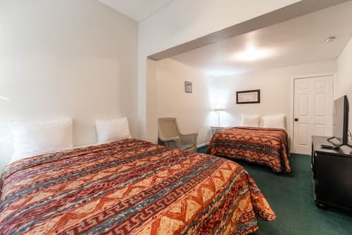 Captain's Table Hotel, Room