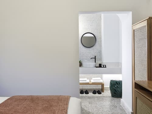 La Maltese Estate, Room