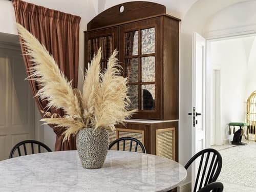 La Maltese Estate, Lobby