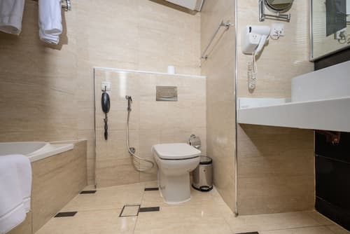 Pearl Swiss Hotel, Bathroom