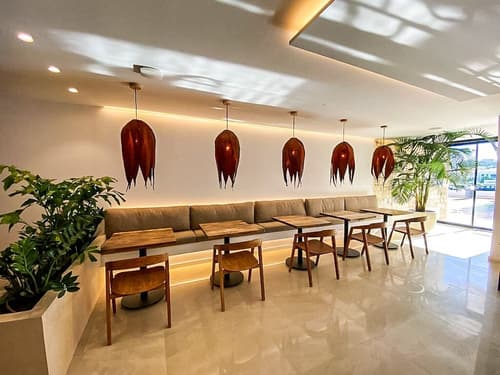 S Estancia Suites, Interior entrance