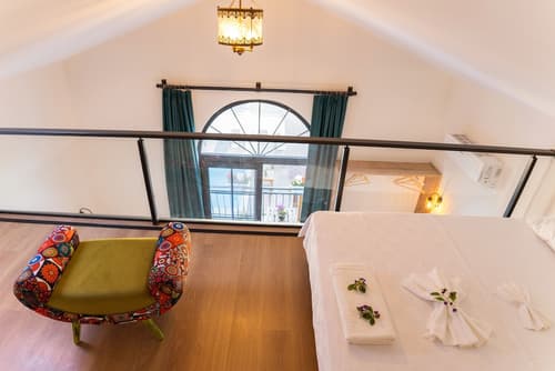 Juliet Alacati, Room