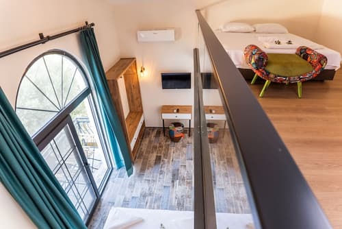 Juliet Alacati, Room