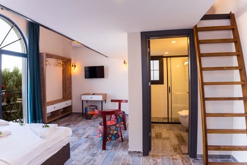 Juliet Alacati, Room