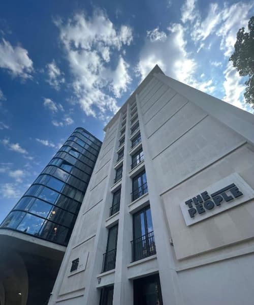 The People Paris Marais, Front of property