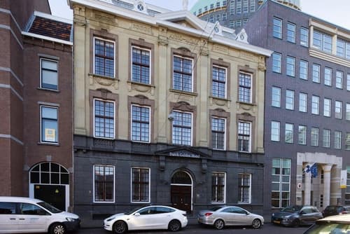 The Velvet Lodge, Front of property