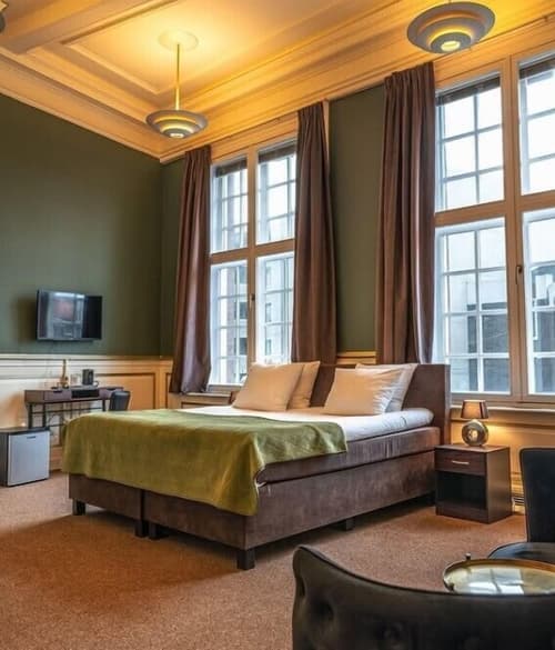 The Velvet Lodge, Room