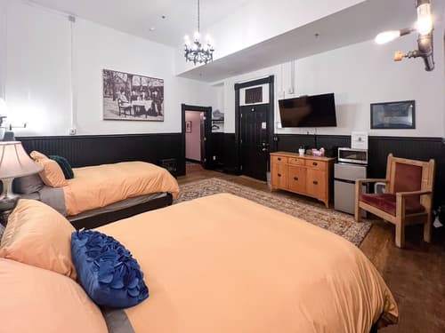 The Oliver Inn, Room